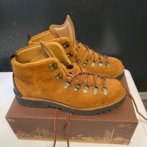 danner mountain light new size 9.5 ee